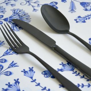 Nádherná súprava príborov v temnej čiernej od značky @vtwonen dokonalo vynikla na podnose od @jamidaofsweden . Samozrejme...